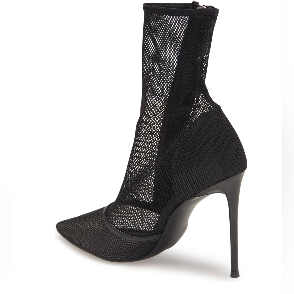 ⭐️STEVE MADDEN⭐️ SOLD OUT EVERYWHERE “MIXER”BLACK ANKLE BOOTES SIZE: 7.5 - Picture 4 of 16